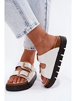 Lakované dámské pantofle Ploché se zlatými sponami Lee Cooper LCW-26-35-4460L bílé