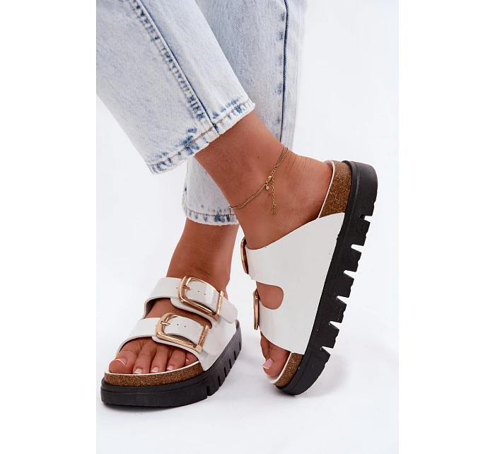 Lakované dámské pantofle Ploché se zlatými sponami model 22122981 bílé - Lee Cooper