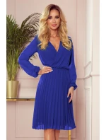 ISABELLE Dámské plisované šaty v chrpové barvě s dekoltem a dlouhými rukávy model 9038138 - numoco ISABELLE Dámské plisované šaty v chrpové barvě s dekoltem a dlouhými rukávy model 9038138 - numoco