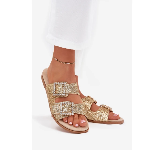 Lesklé zdobené pantofle s přezkami na plochém podpatku zlaté model 21705541 - Boto Lesklé zdobené pantofle s přezkami na plochém podpatku zlaté model 21705541 - Boto