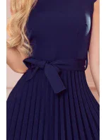 LILA Tmavě modré dámské plisované šaty s krátkými rukávy model 17276548 - numoco LILA Tmavě modré dámské plisované šaty s krátkými rukávy model 17276548 - numoco