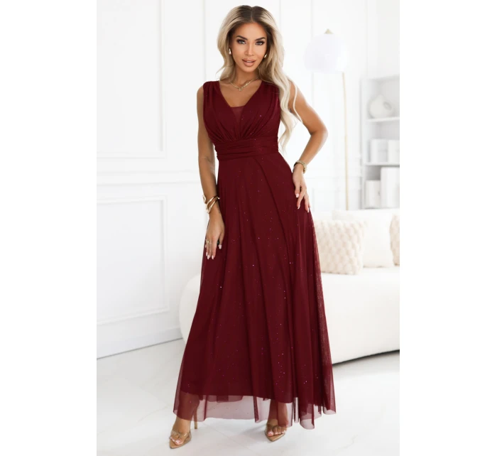 637-1 Dlhé večerné šaty s brokátovým akcentom a hlbokým výstrihom - bordové 637-1 Dlhé večerné šaty s brokátovým akcentom a hlbokým výstrihom - bordové
