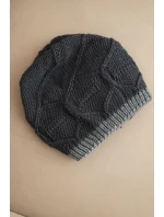 Dámská zimní čepice z vlny s vzorem grafitová model 21782987 - K-Fashion Dámská zimní čepice z vlny s vzorem grafitová model 21782987 - K-Fashion