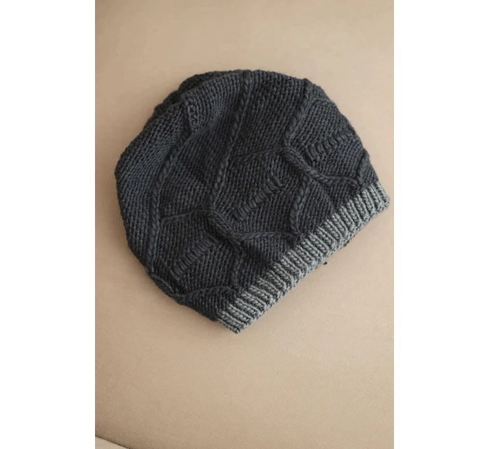 Dámská zimní čepice z vlny s vzorem grafitová model 21782987 - K-Fashion Dámská zimní čepice z vlny s vzorem grafitová model 21782987 - K-Fashion