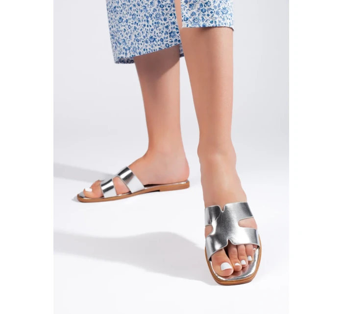 Praktické strieborné dámske ponožky na plochom podpätku Praktické strieborné dámske ponožky na plochom podpätku