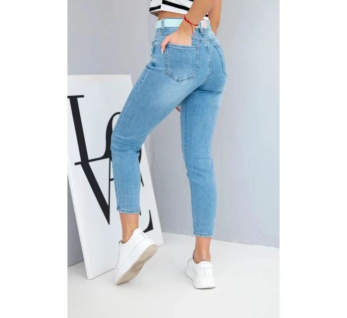 Dámske džínsy s vysokým pásom a voľnou nohou Dámske džínsy s vysokým pásom a voľnou nohou