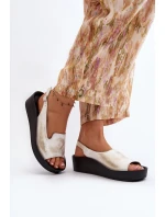 Dámské kožené sandály na tlusté podrážce zlatý model 21646330 - Zazoo Dámské kožené sandály na tlusté podrážce zlatý model 21646330 - Zazoo