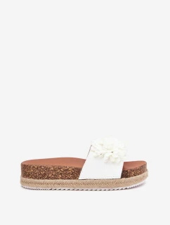 Dámske papuče na platforme s ozdobnými kvetmi - biele