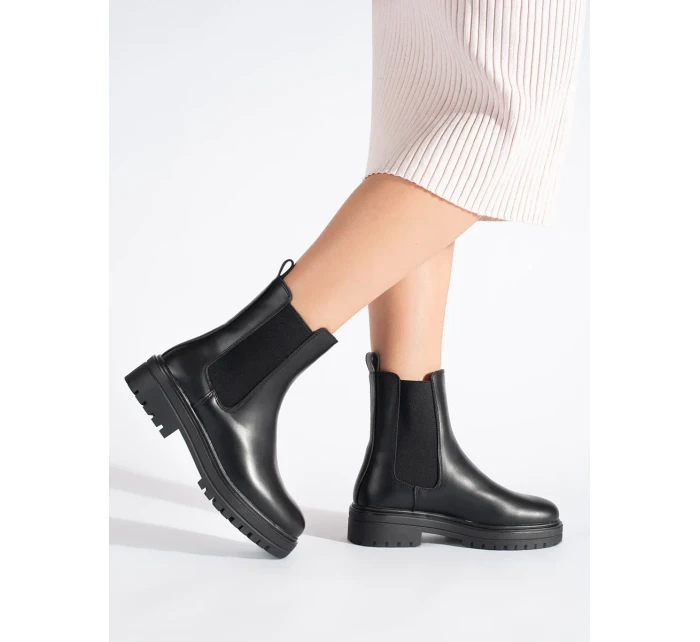 Pěkné dámské kotníčkové boty černé na plochém podpatku Pěkné dámské kotníčkové boty černé na plochém podpatku