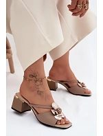 Kožené dámské sandály na podpatku s květinou Béžové Catva