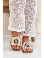 Kožené sandály s ozdobou na plochém podpatku Zazoo model 21682450 zlaté - Boto Kožené sandály s ozdobou na plochém podpatku Zazoo model 21682450 zlaté - Boto