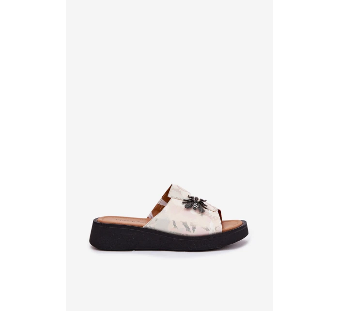 Dámské kožené pantofle s broží model 21695444 béžové - VINCEZA