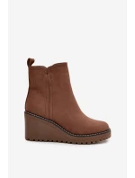 Dámska zateplená členková obuv na klin z eko semišu - hnedá Mavona Dámska zateplená členková obuv na klin z eko semišu - hnedá Mavona