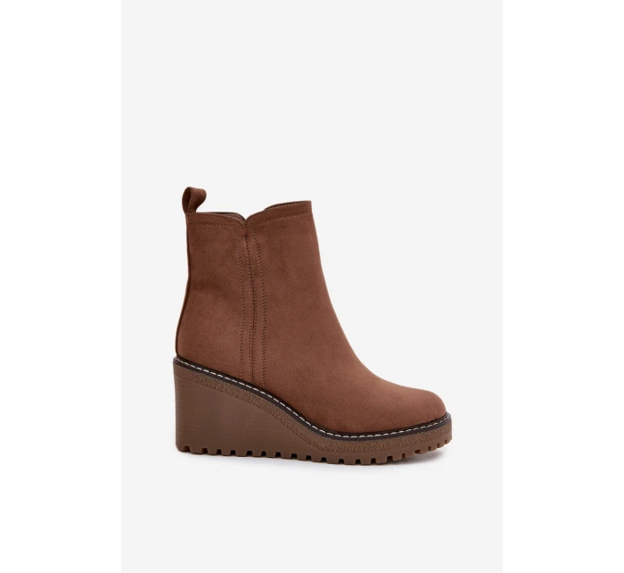 Dámska zateplená členková obuv na klin z eko semišu - hnedá Mavona Dámska zateplená členková obuv na klin z eko semišu - hnedá Mavona