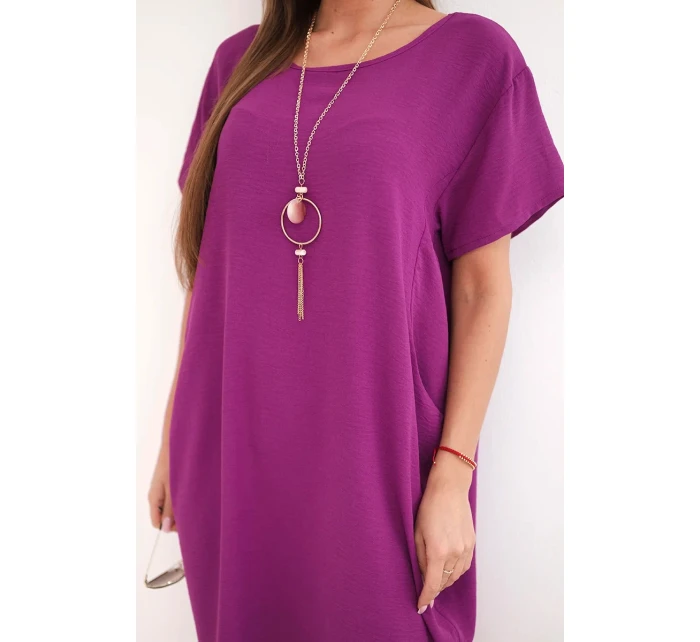 Šaty s vreckami a príveskom tmavo fialové Šaty s vreckami a príveskom tmavo fialové