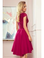 PATRICIA Dámske šaty vo vínovej bordovej farbe s dlhším zadným dielom a čipkovým výstrihom 300-4 PATRICIA Dámske šaty vo vínovej bordovej farbe s dlhším zadným dielom a čipkovým výstrihom 300-4