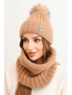 Dámska zimná súprava s bambulou a ťavím komínom