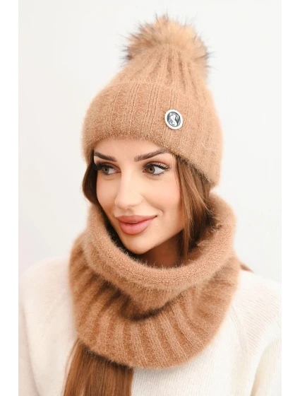 Dámska zimná súprava s bambulou a ťavím komínom Dámska zimná súprava s bambulou a ťavím komínom