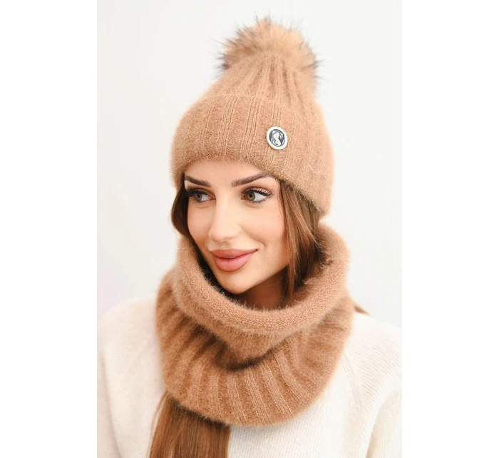 Dámska zimná súprava s bambulou a ťavím komínom Dámska zimná súprava s bambulou a ťavím komínom