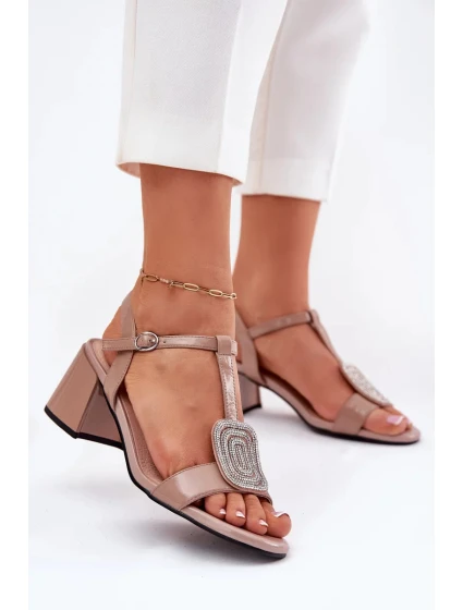 Dámske lakované sandále so zdobením - béžové Vinceza Dámske lakované sandále so zdobením - béžové Vinceza