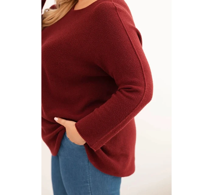 Dámsky plus size sveter s lodičkovým výstrihom bordovej farby
