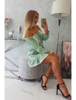 Šaty s odhalenými rameny a krajkou světle zelené barvy