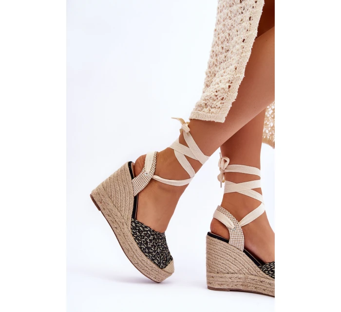 Vázané dámské sandály na klínu Černé model 21613945 - Boto Vázané dámské sandály na klínu Černé model 21613945 - Boto