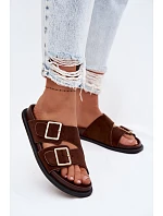 Dámské pantofle z imitace semiše s zlatými přezkami čokoládové model 22102893 - Boto Dámské pantofle z imitace semiše s zlatými přezkami čokoládové model 22102893 - Boto