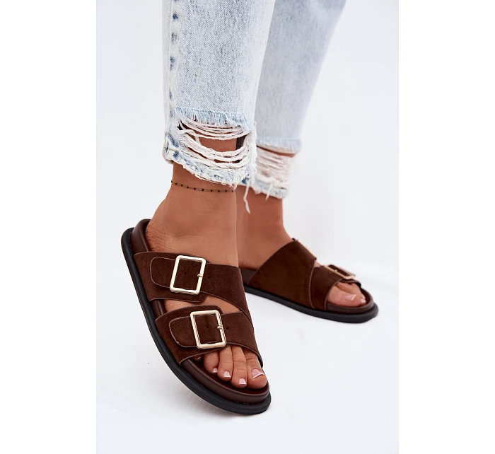 Dámské pantofle z imitace semiše s zlatými přezkami čokoládové model 22102893 - Boto Dámské pantofle z imitace semiše s zlatými přezkami čokoládové model 22102893 - Boto