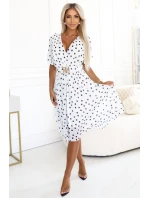 Smyslné černé šaty s obálkovým výstřihem a ozdobným páskem bílé model 21293246 - numoco basic Smyslné černé šaty s obálkovým výstřihem a ozdobným páskem bílé model 21293246 - numoco basic