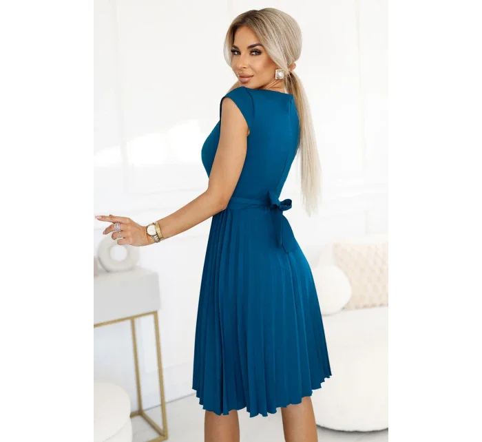 311-17 LILA Klasické plisované šaty s krátkymi rukávmi a opaskom - farba MARINE