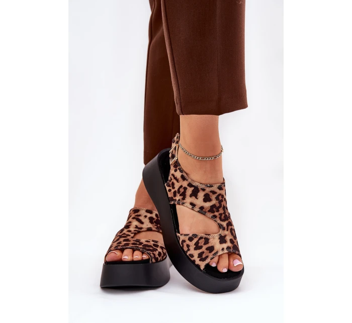 Dámské sandály s leopardím vzorem na platformě z eko semiše hnědé model 21688144 - Boto