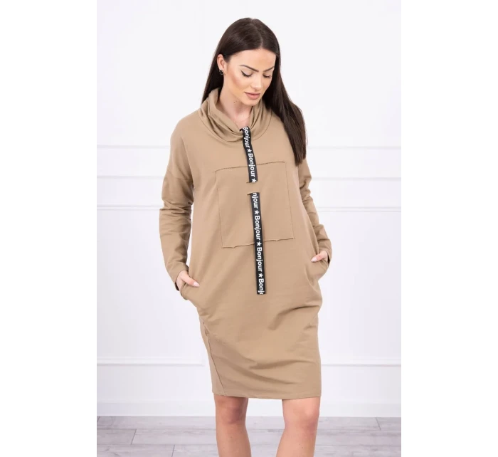 Ťavie šaty s kravatou Ťavie šaty s kravatou