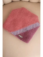 Dámska čiapka z modalu a viskózy s ozdobným gombíkom v ecru farbe Dámska čiapka z modalu a viskózy s ozdobným gombíkom v ecru farbe