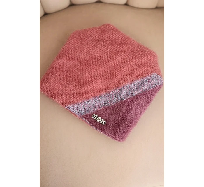 Dámska čiapka z modalu a viskózy s ozdobným gombíkom v ecru farbe Dámska čiapka z modalu a viskózy s ozdobným gombíkom v ecru farbe