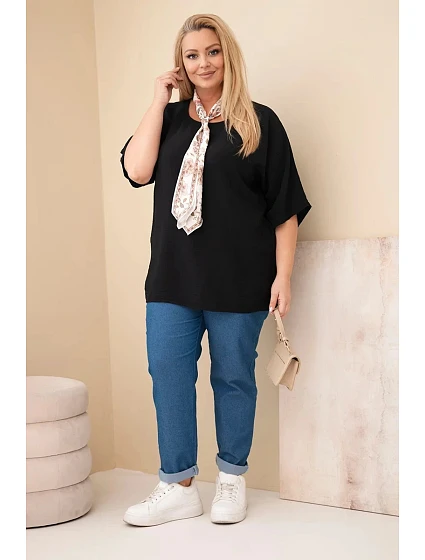 Dámská viskózová halenka Plus size s krátkým rukávem a ozdobným šátkem černá