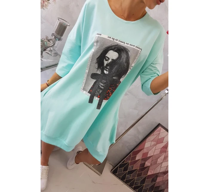 Šaty s potiskem a model 18744339 spodní částí mint - K-Fashion Šaty s potiskem a model 18744339 spodní částí mint - K-Fashion