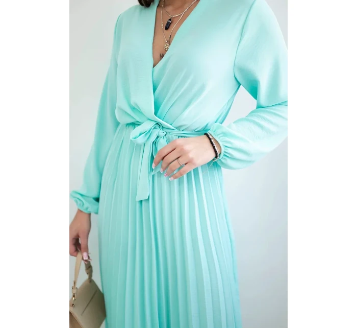 Šaty s viazaným plisovaným lemom svetlej mentolovej farby