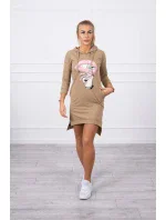 Šaty s delšími zády a barevným model 18745252 potiskem - K-Fashion Šaty s delšími zády a barevným model 18745252 potiskem - K-Fashion