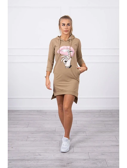 Šaty s delšími zády a barevným model 18745252 potiskem - K-Fashion