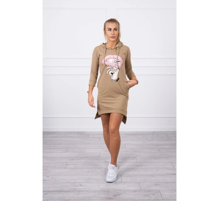 Šaty s delšími zády a barevným model 18745252 potiskem - K-Fashion Šaty s delšími zády a barevným model 18745252 potiskem - K-Fashion