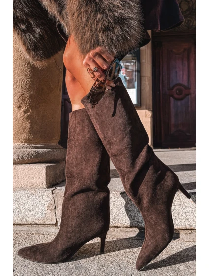 Dámské kozačky z eko semiše nazouvací na podpatku čokoládové Phelin Dámské kozačky z eko semiše nazouvací na podpatku čokoládové Phelin