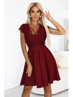 Krajkové šaty s výstřihem a sukní vínové model 21290316 - numoco