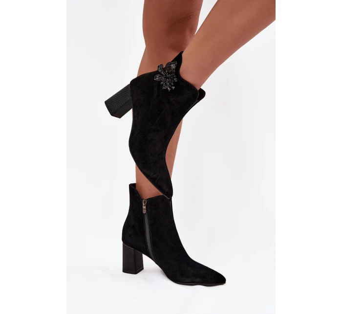 Dámske semišové čižmy na podpätku so zdobením D&A - čierne Dámske semišové čižmy na podpätku so zdobením D&A - čierne
