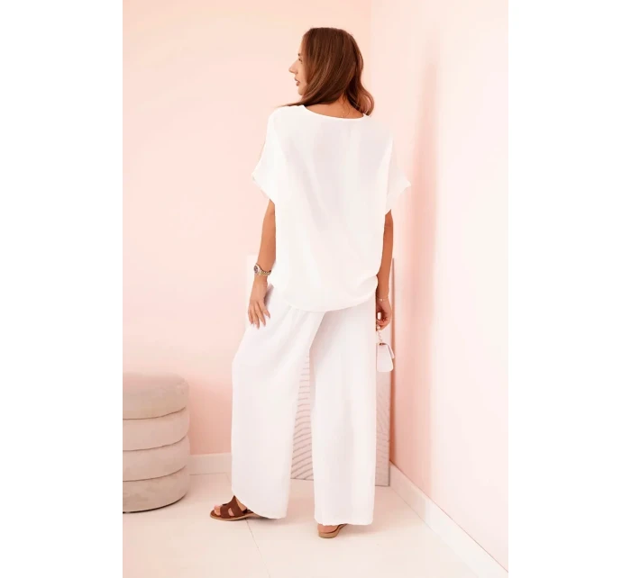 Dámsky viskózový komplet s ozdobným kvetom a širokými nohavicami - fuchsiovo biely