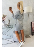Šedé šaty s kapucí Šedé šaty s kapucí