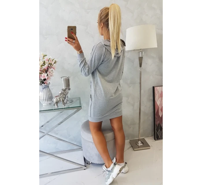 Šedé šaty s kapucí Šedé šaty s kapucí