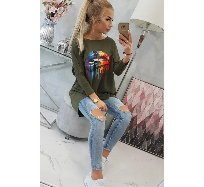 Oversize halenka s model 18743442 potiskem rtů v barvě khaki - K-Fashion Oversize halenka s model 18743442 potiskem rtů v barvě khaki - K-Fashion