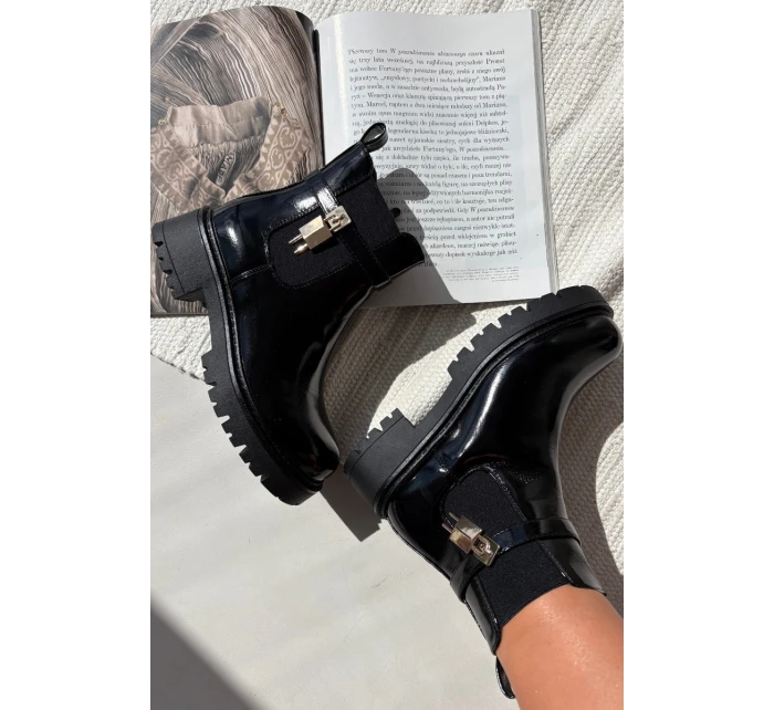 Lakované kotníkové boty s se zlatým detailem černé model 21707431 - Boto