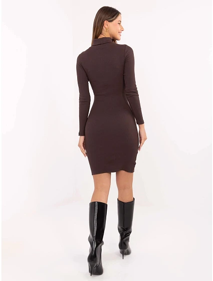 Tmavě hnědé vypasované žebrované dámské šaty s rolákem Rue Paris model 21756293 - Factory Price Tmavě hnědé vypasované žebrované dámské šaty s rolákem Rue Paris model 21756293 - Factory Price